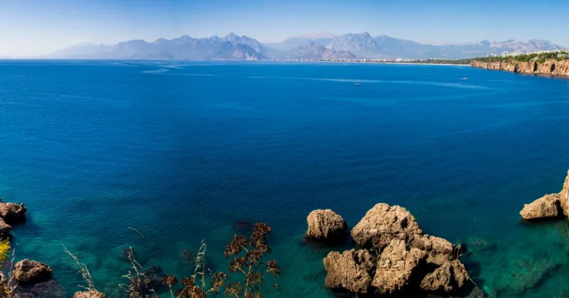Antalya'da Hava Durumu: Sahillerde 30 Derece Üzeri Sıcaklık, İç Bölgelerde Gök Gürültülü Sağanak Bekleniyor