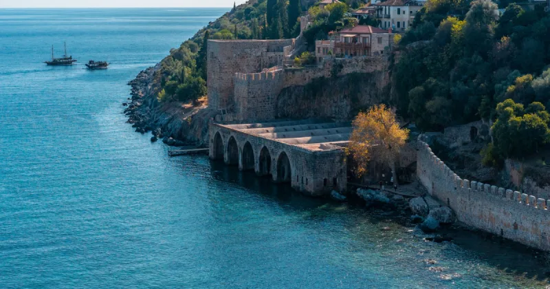 Antalya Hava Durumu Bunaltıyor: Sahillerde Rekor Sıcaklık, Yayla Yollarında Kar Kütleleri