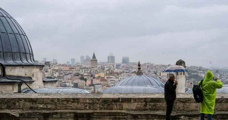 İstanbul'da Cumartesi Gece Kuvvetli Sağanak Bekleniyor, Sıcaklık 5 Derece Düşecek