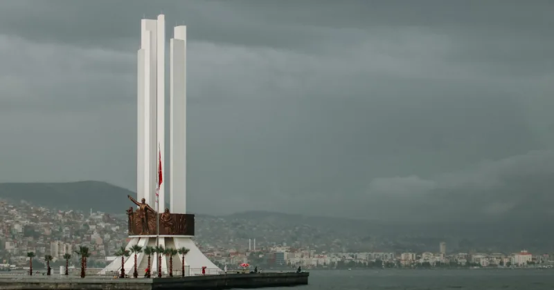 İzmir'de Ardı Ardına Çıkan Yangınlar İtfaiye Ekiplerini Alarma Geçirdi
