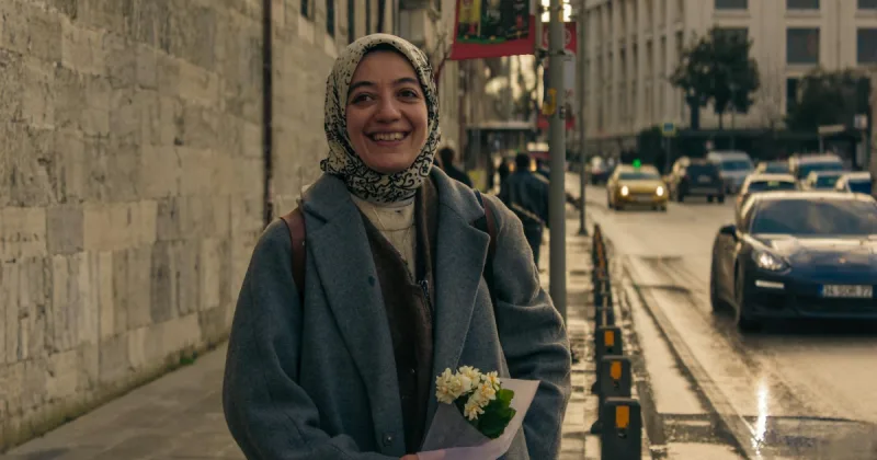 Yaren Güldiken ve Alper Çankaya Tatilde Aşklarını Gözler Önüne Serdi