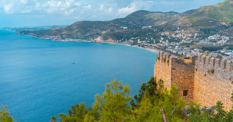 Antalya'da Sıcaklık 31 Dereceyi Buldu, Tatilciler Deniz ve Gölgelik Alanlara Akın Etti
