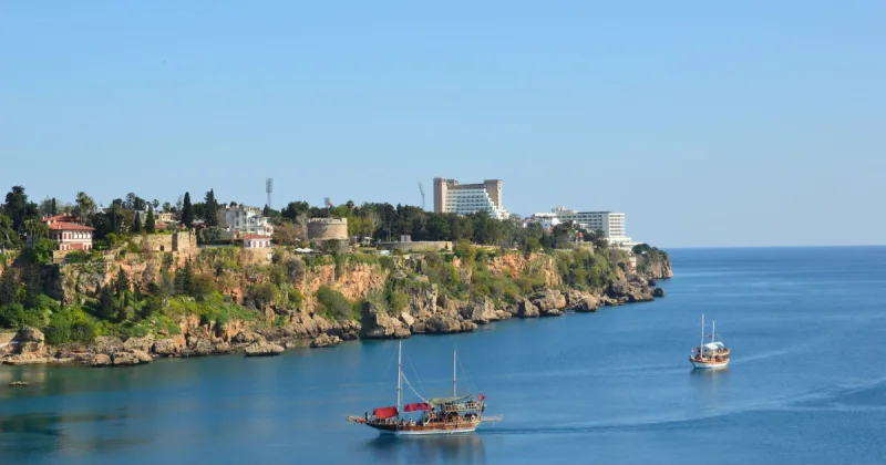Antalya'da Yangın Krizi: Balıkesir ve Aydın'da Yoğun Müdahale Sürüyor, Tarım Bakanı Kontrol Mesajı Verdi